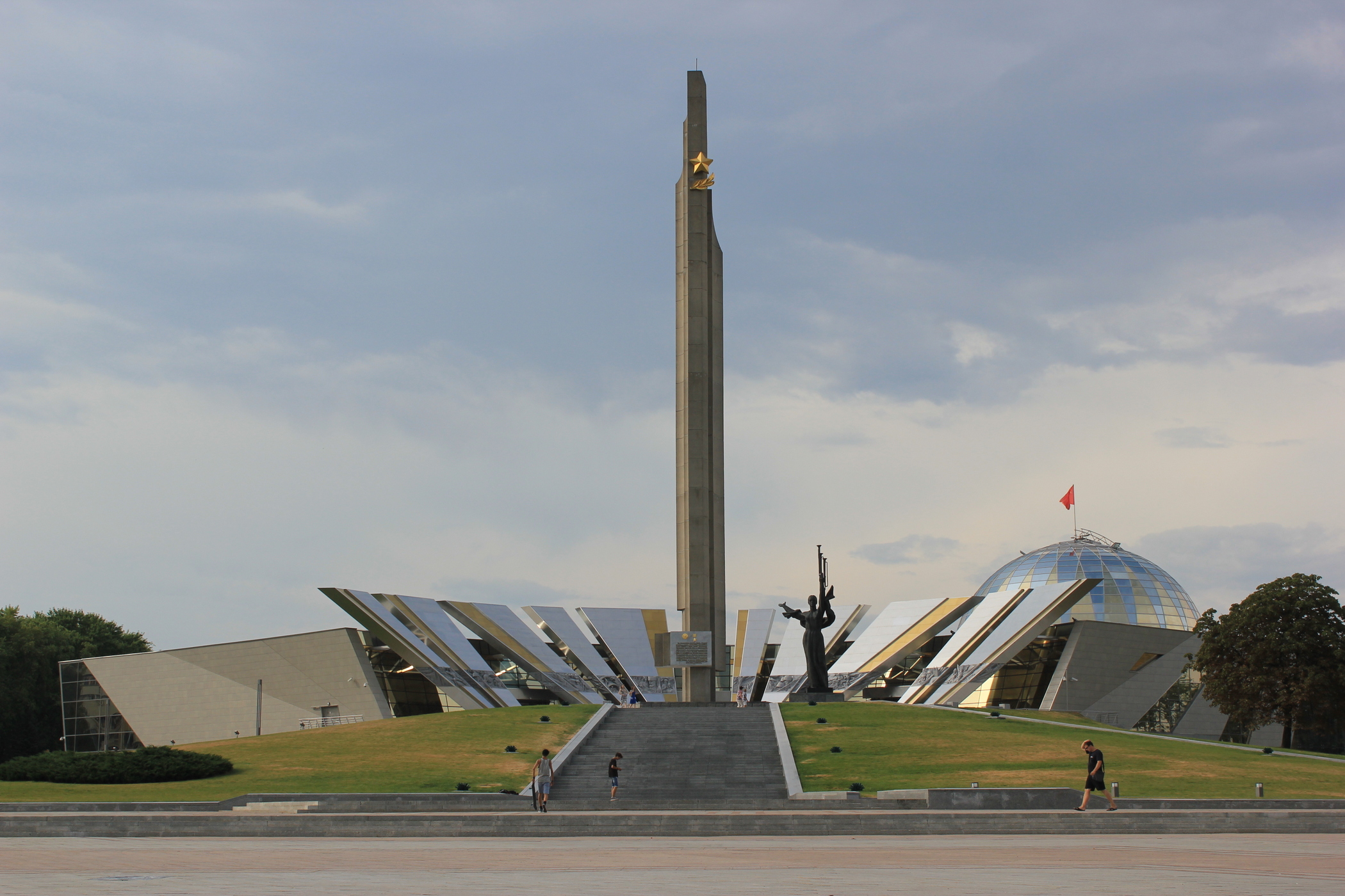 Стела "Минск - город-герой"