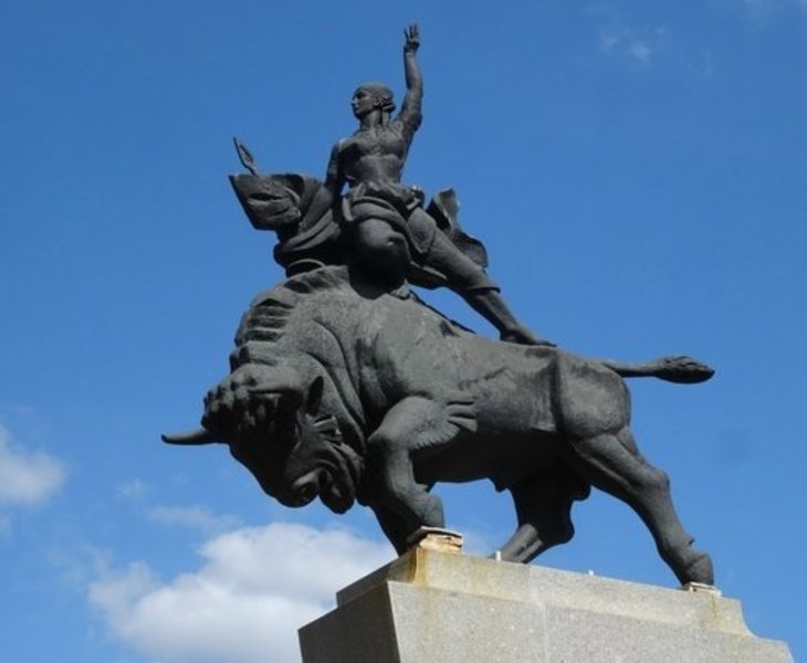 Памятник «Женщина на зубре»