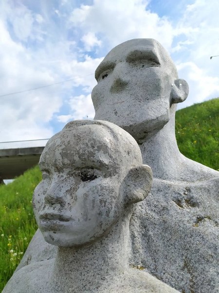 Скульптура «Дед с внуком»
